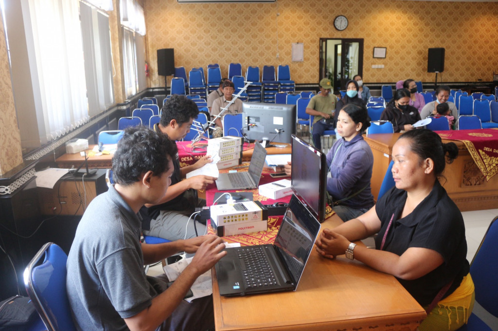 Dukung Program Pemerintah, Penyerahan Alat Set Top Box di Desa Dalung